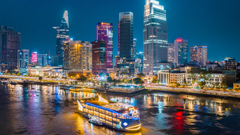 Nhộn nhịp tour nội đô, đường sông ngắm TPHCM dịp lễ 2.9