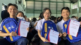 Tự hào vì nhận được quà từ chương trình Tư vấn mùa thi của Báo Thanh Niên