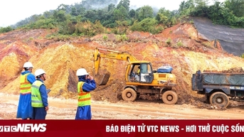 Đất đá ngổn ngang trên cao tốc La Sơn