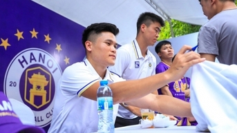 하노이 FC, 팬들과 소통하며 AFC 챔피언스리그 2023/24에서 강한 의지 보여