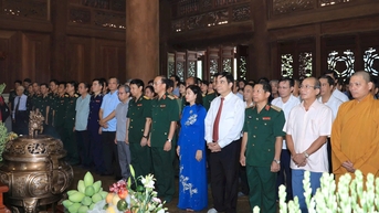 ថ្នាក់ដឹកនាំទីក្រុងហាណូយ អុជធូបគោរពវិញ្ញាណក្ខន្ធលោកប្រធានហូជីមិញ នៅ K9