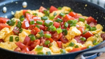 Trứng xào cà chua có nhiều lợi ích cho sức khỏe, ăn buổi nào tốt nhất?