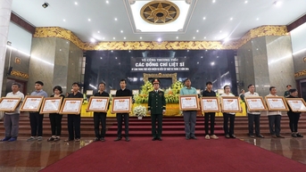 Hình ảnh truy tặng Huân chương Bảo vệ Tổ quốc cho 12 liệt sĩ Quân khu 7