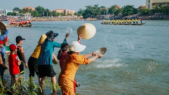 Náo nhiệt lễ hội đua thuyền ở nơi 'đón Tết Độc lập lớn nhất nước'