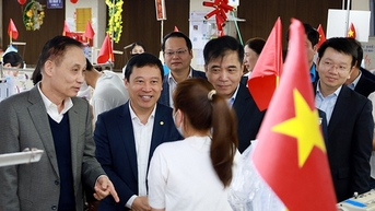 Ông Lê Hoài Trung thăm, chúc Tết người lao động ở Quảng Bình