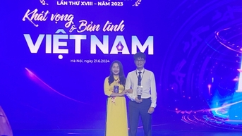 ជួបជាមួយអ្នកសារព័ត៌មានដែលបានកំណត់ស្នាដៃរបស់ពួកគេនៅក្នុងកម្មវិធីពានរង្វាន់សារព័ត៌មានជាតិលើកទី 18