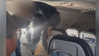 Đập phá và gây náo loạn, một hành khách bị cấm bay trọn đời