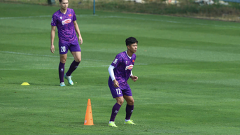 ‘Cuộc chiến’ khốc liệt ở 2 cánh đội tuyển Việt Nam, HLV Kim Sang-sik đau đầu