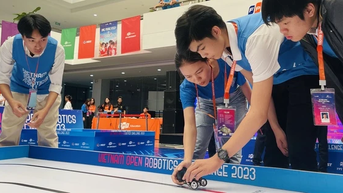 Gay cấn cuộc thi đấu 'người máy' của học sinh THPT miền Trung