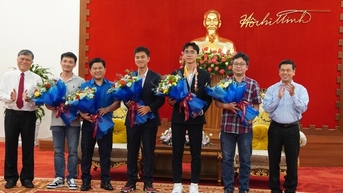 ប្រគល់​វិញ្ញាបនបត្រ​ដល់​និស្សិត​ពីរ​រូប​ដែល​ឈ្នះ​ពាន​រង្វាន់​វិទ្យាសាស្ត្រ​និង​បច្ចេកវិទ្យា​អន្តរជាតិ