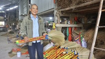 បុរស​ម្នាក់​មក​ពី​ខេត្ត Quang Nam បាន​ឆ្លង​កាត់​ប្រពៃណី​ធ្វើ​អំបោស​ពី​ឪពុក​ដល់​កូន ដោយ​បាន​ប្រាក់​ខែ​ខ្ពស់ និង​បង្កើត​ការងារ​ជា​ច្រើន។
