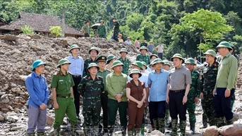 Phó Thủ tướng Trần Lưu Quang kiểm tra khắc phục hậu quả lũ quét tại xã Mường Pồn