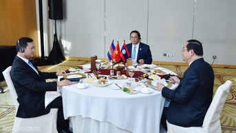팜민친 총리는 라오스 총리와 캄보디아 총리와 함께 업무 조찬을 가졌습니다.
