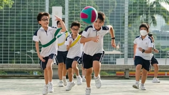 Trường học nới quy định về đồng phục vì nắng nóng