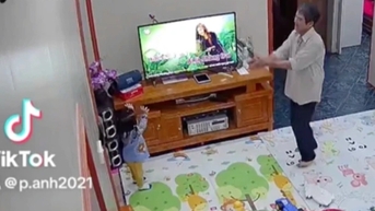 Đi làm xa gọi về bố chồng không trả lời, cô gái mở camera thấy cảnh ấm lòng