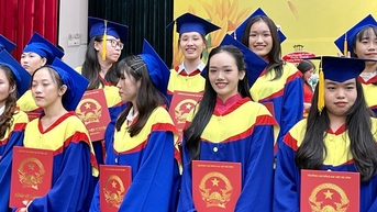 Phụ huynh có con xuất sắc, giỏi mới nhận thư mời dự lễ tốt nghiệp?