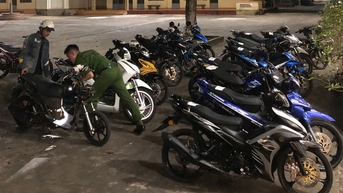 Hàng loạt quái xế “chết lặng” sau tiếng còi kết thúc trận Việt Nam- Thái Lan
