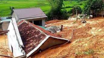 Mưa lũ tàn phá, vùi lấp nhiều nhà dân ở huyện biên giới Nghệ An