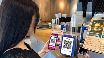 Giới trẻ chi tiêu thông minh, quét mã QR thanh toán săn thêm phiếu quà mua sắm
