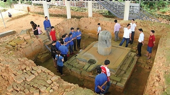 Một vùng rừng Lâm Đồng, đào khảo cổ phát lộ la liệt hiện vật cổ, 100 thanh thạch cầm chôn bí ẩn