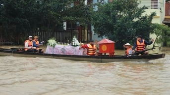 Những đám tang trong lũ, dùng thuyền chở quan tài đi an táng