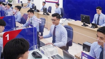 Cựu cán bộ nhân viên bị khởi tố, truy nã, SCB nói gì?