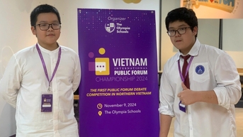 Hai học sinh trường công vô địch cuộc thi tranh biện tiếng Anh quốc tế