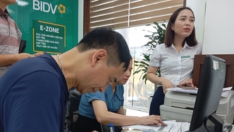 Khách chuyển khoản đi, tiền bị phanh lại, ngân hàng gửi tin nhắn sững sờ