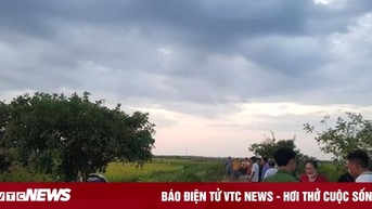 Phát hiện thi thể người đàn ông bị đè dưới chiếc taxi mắc kẹt trong mương nước
