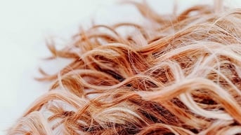 Tại sao không nên để tóc ướt đi ngủ?