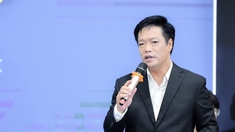 MC 치엔탕이 아버지와 딸 시상식을 진행합니다.
