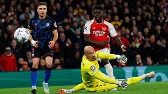Saka phải khao đồng đội vì ghi bàn ở Champions League
