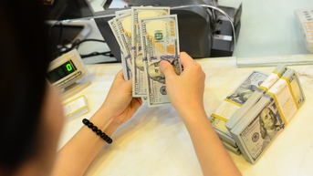Ngân hàng bán USD giá cao nhất lịch sử, khối ngoại rút ròng kỷ lục chứng khoán Việt Nam