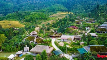 Lên Tây Côn Lĩnh ngắm vẻ đẹp nguyên sơ của những mái nhà rêu xanh giữa lưng chừng núi