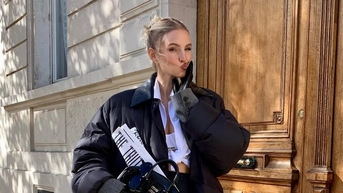 Kết hợp thời thượng giữa áo khoác và chân váy midi