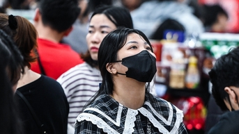 ឈរ​តម្រង់​ជួរ​កន្លះ​ម៉ោង​ដើម្បី​បង់​លុយ​នៅ​ផ្សារ​ទំនើប​ក្នុង​អំឡុង​ថ្ងៃ​ទិញ​ទំនិញ​កំពូល​របស់​តេត
