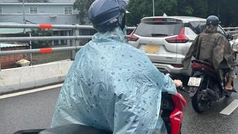Vì sao mắc mưa không tốt cho sức khỏe?