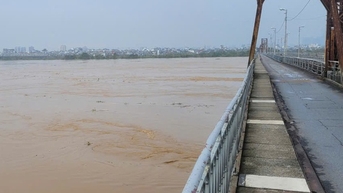 Sửa xong vị trí lan can cầu Long Biên bị bong bật