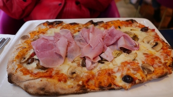 Pizza atisô bình dân trong nhà hàng gần trăm năm tuổi