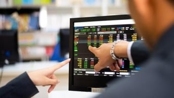 Khối ngoại mua ròng trở lại sau tháng ròng rã bán, VN-Index giằng co quyết liệt