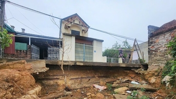 Cận cảnh tuyến đê bị sạt lở nghiêm trọng tại Chương Mỹ vừa phải công bố tình huống khẩn cấp