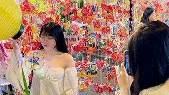 Giới trẻ rủ nhau 'check-in' tại Phố lồng đèn ở TPHCM