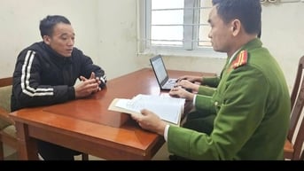 Người đàn ông bị rút trộm tiền vì rơi thẻ ATM và giấy ghi mật khẩu