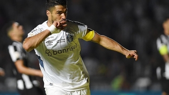 Suarez lập hat-trick trong 19 phút