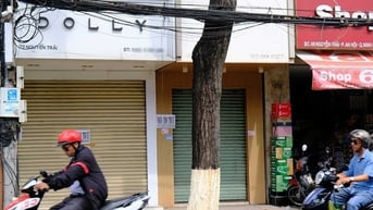 Khách đông nhưng cửa hàng thời trang vẫn trả mặt bằng