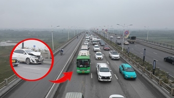 Cầu Vĩnh Tuy ùn tắc từ sáng tới trưa sau tai nạn giữa 2 ô tô