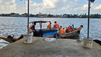 Phà qua sông bị hỏng, dân xã đảo chật vật vào đất liền