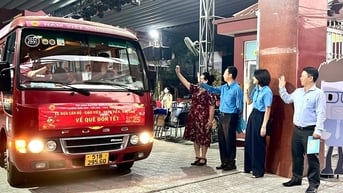 Một trường học ở TP HCM tổ chức xe miễn phí đưa giáo viên, học sinh về quê nghỉ Tết