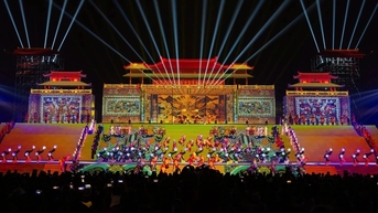 មនុស្សរាប់ពាន់នាក់ចូលរួមពិធីបើកពិធីបុណ្យ Ninh Binh "លំហូរបេតិកភណ្ឌ"