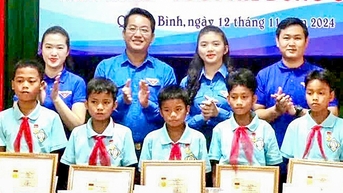 Trao huy hiệu Tuổi trẻ dũng cảm cho nhóm học sinh cứu 2 em nhỏ bị nước cuốn